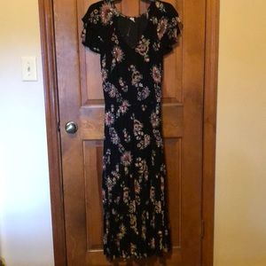 Black Maxi flutter sleeve w floral print sz small